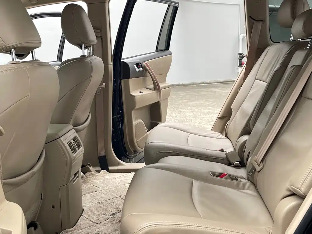 Toyota Highlander 2011 2.7L 5 мест Elite