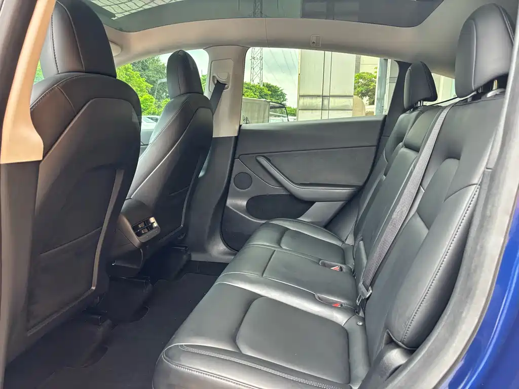 Tesla Model Y — миниатюра 12