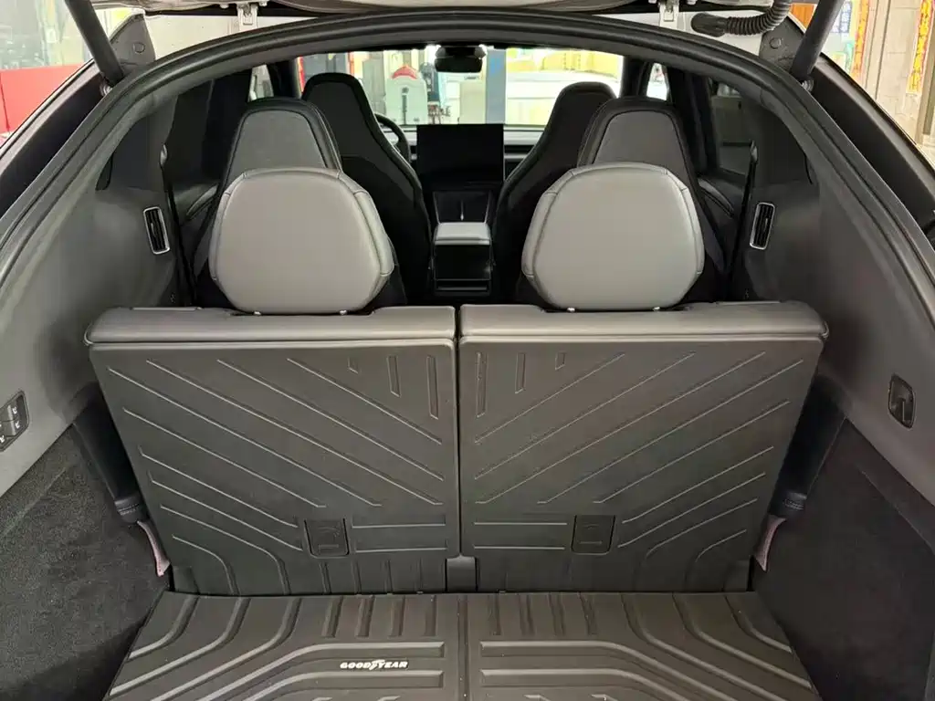 Tesla Model Y L — миниатюра 4