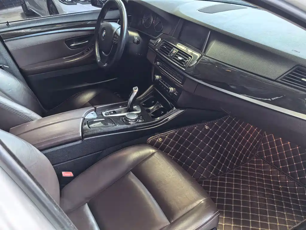 BMW 5 Series — миниатюра 13