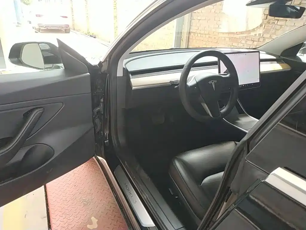 Tesla Model 3 — миниатюра 16