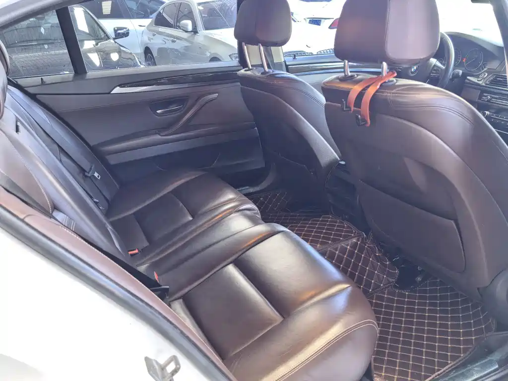 BMW 5 Series — миниатюра 11