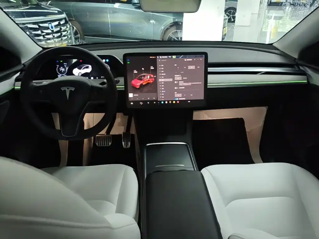 Tesla Model Y — миниатюра 10