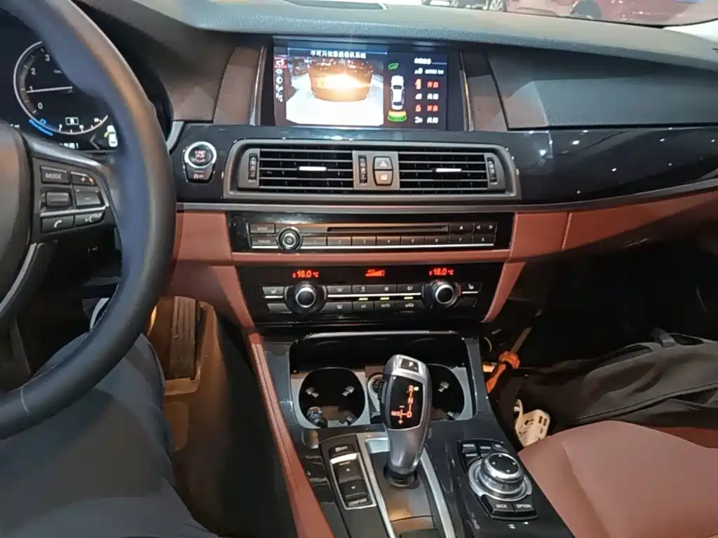 BMW 5 Series — миниатюра 13