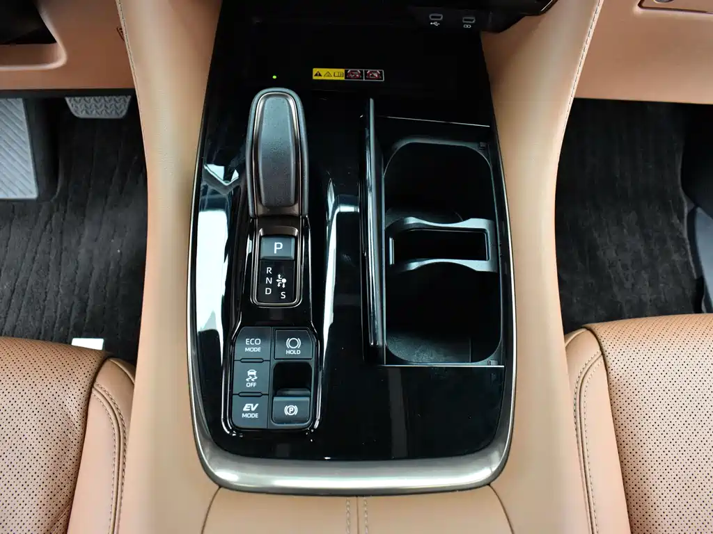 Toyota Alphard — миниатюра 10