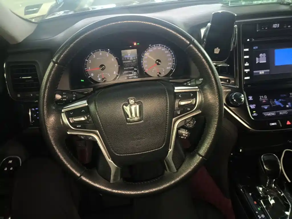 Toyota Crown — миниатюра 11
