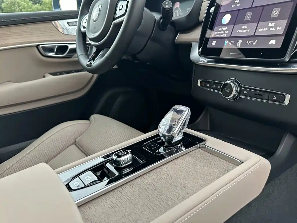 Volvo XC90 PHEV — миниатюра 19