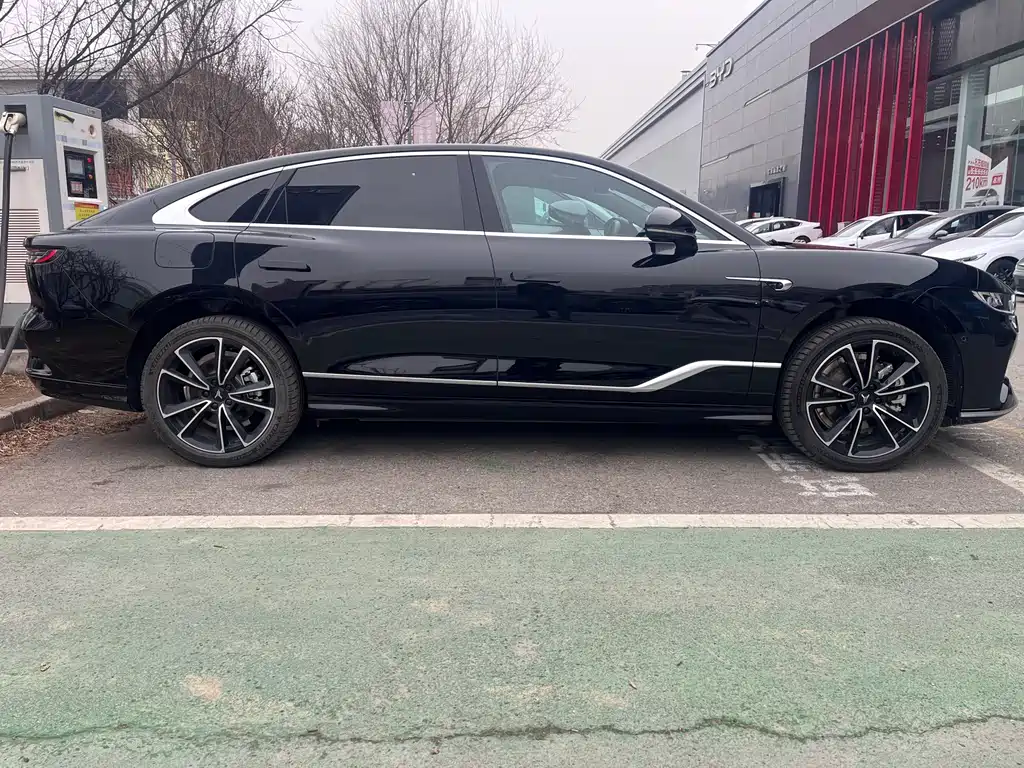 VOYAH LANTU CHASING LIGHT