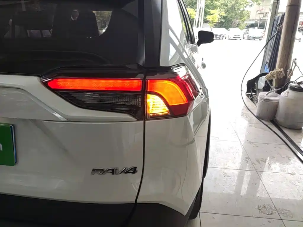Toyota RAV4 — миниатюра 8