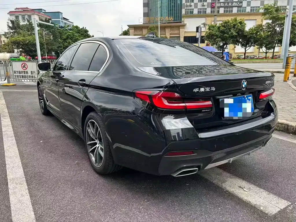 BMW 5 Series — миниатюра 13