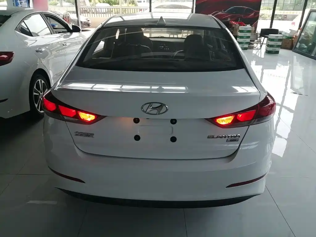 Hyundai Elantra — миниатюра 6