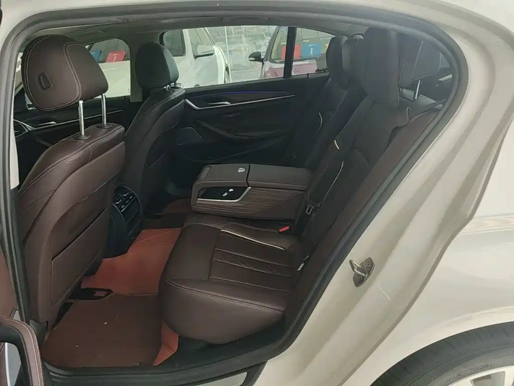 BMW 5 Series — миниатюра 17