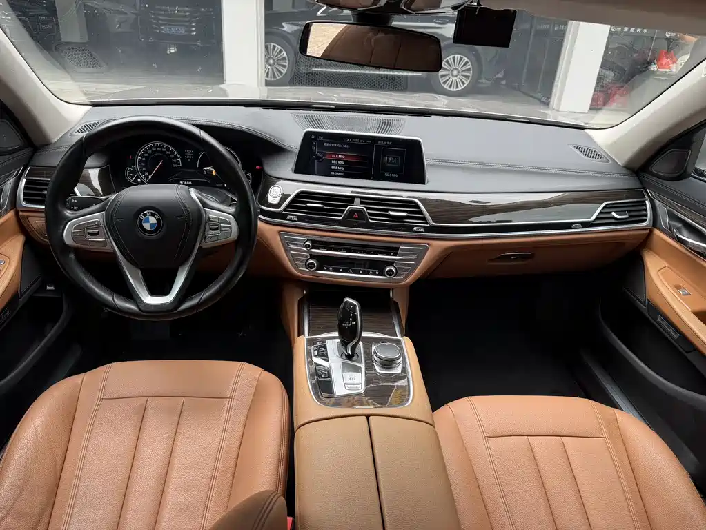 BMW 7 Series — миниатюра 9