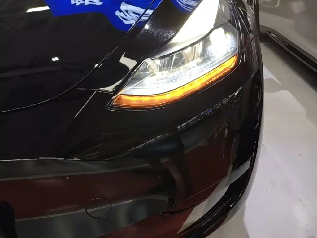 Tesla Model Y — миниатюра 24