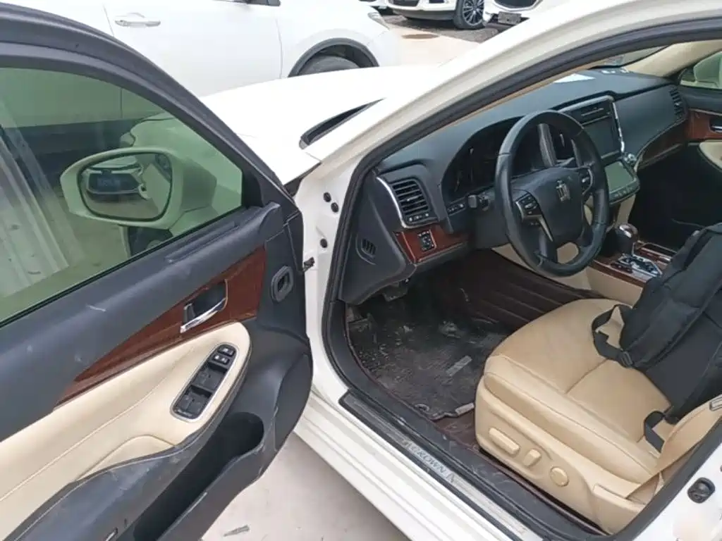 Toyota Crown — миниатюра 16