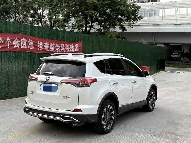 Toyota RAV4 — миниатюра 9