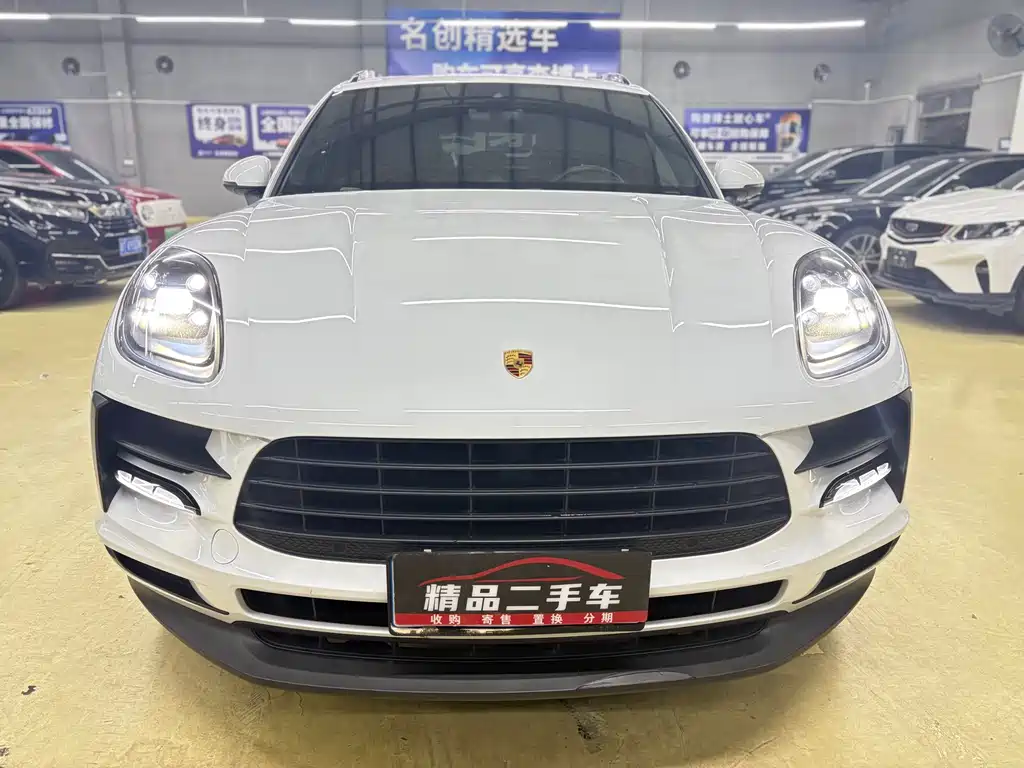 PORSCHE MACAN