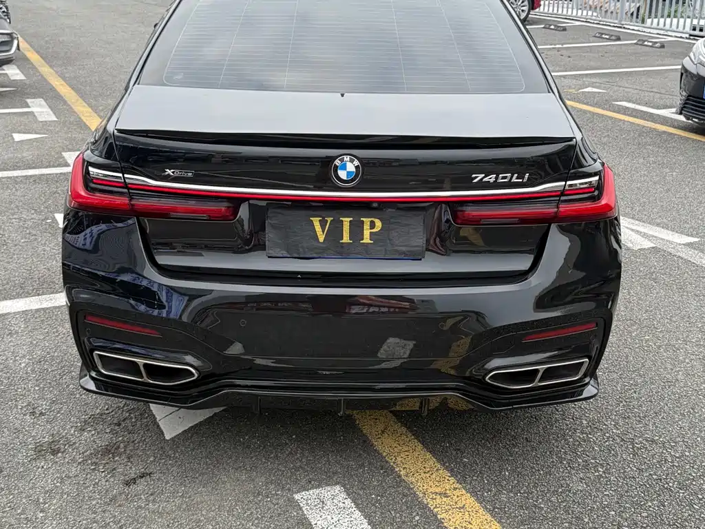 BMW 7 Series — миниатюра 11