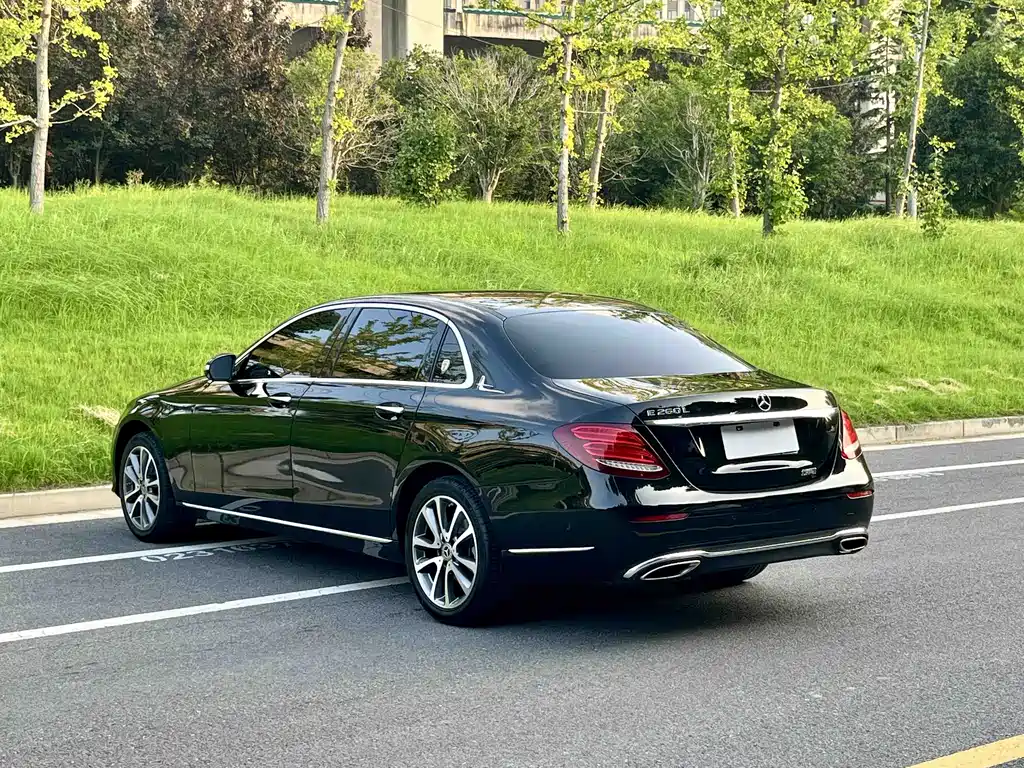 Mercedes-Benz E-Class — миниатюра 13