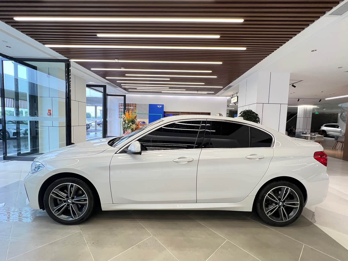 BMW 1 Series 1.5 л 2021 г. Белый, пробег 13000 км