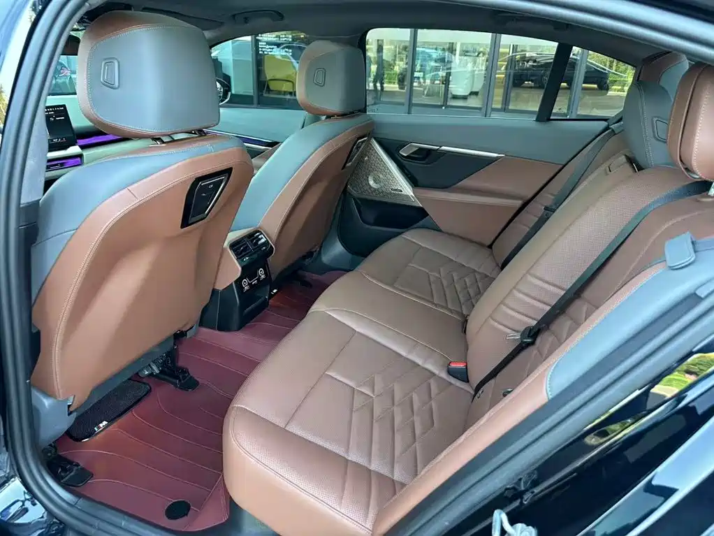 BMW 5 Series — миниатюра 7