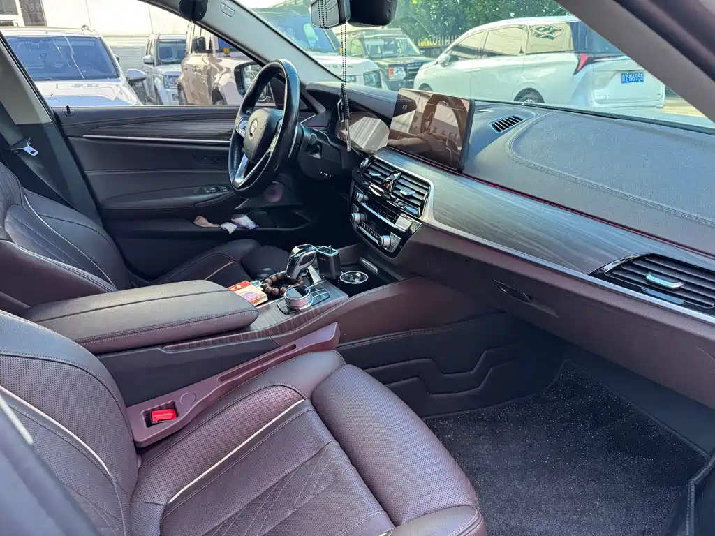 BMW 5 Series — миниатюра 11