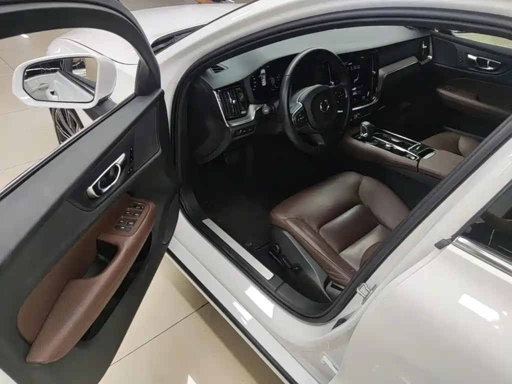 Volvo S60 PHEV — миниатюра 16
