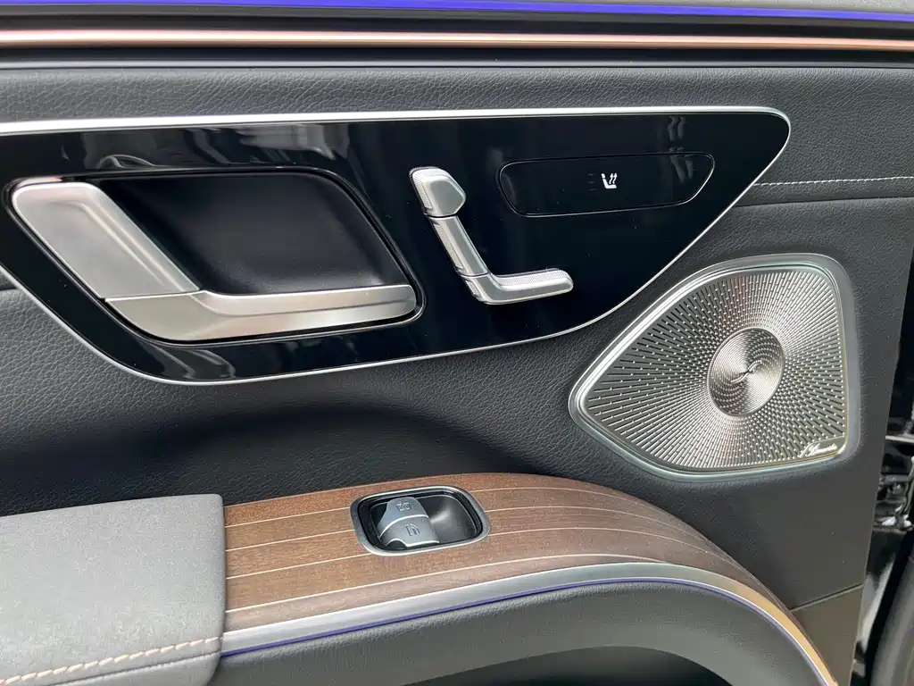 Mercedes-Benz EQS SUV — миниатюра 15