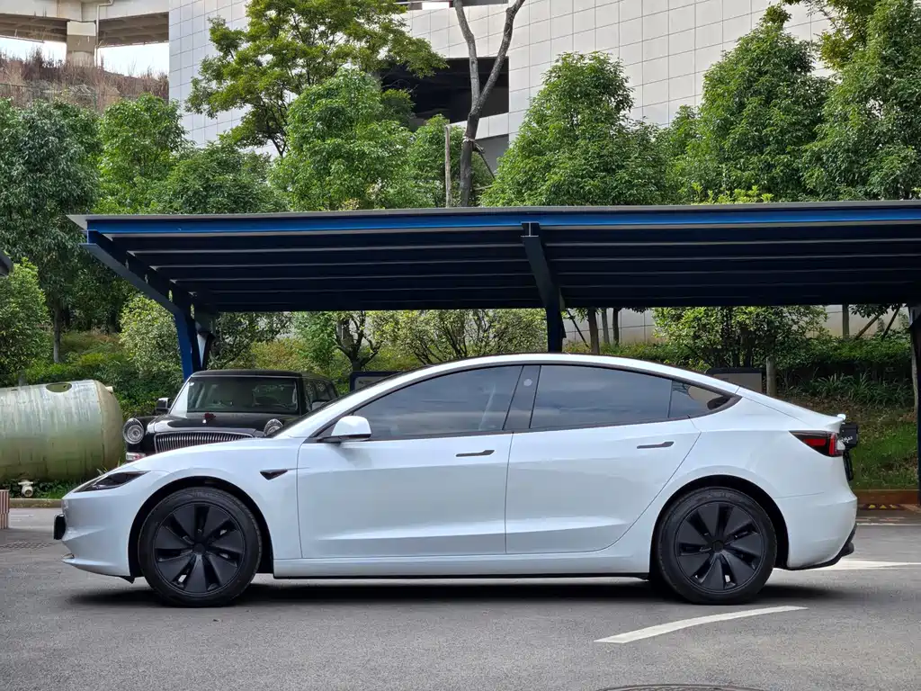 Tesla Model 3 — миниатюра 2