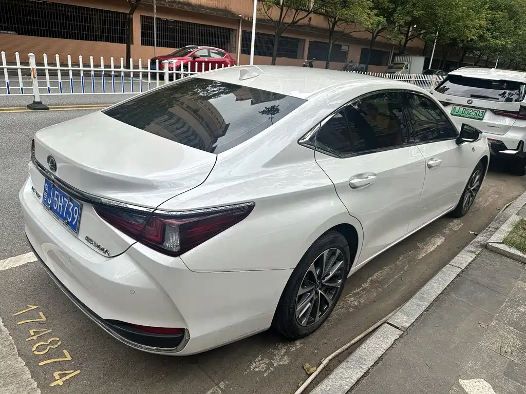 Lexus ES — миниатюра 5