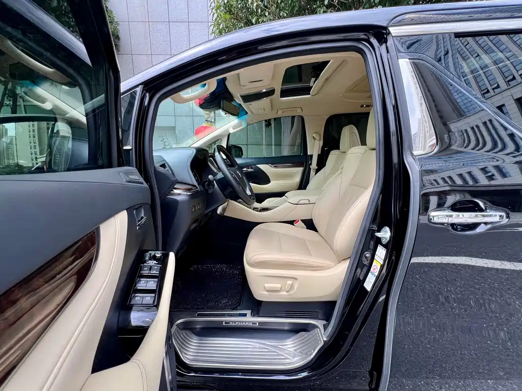 Toyota Alphard — миниатюра 13