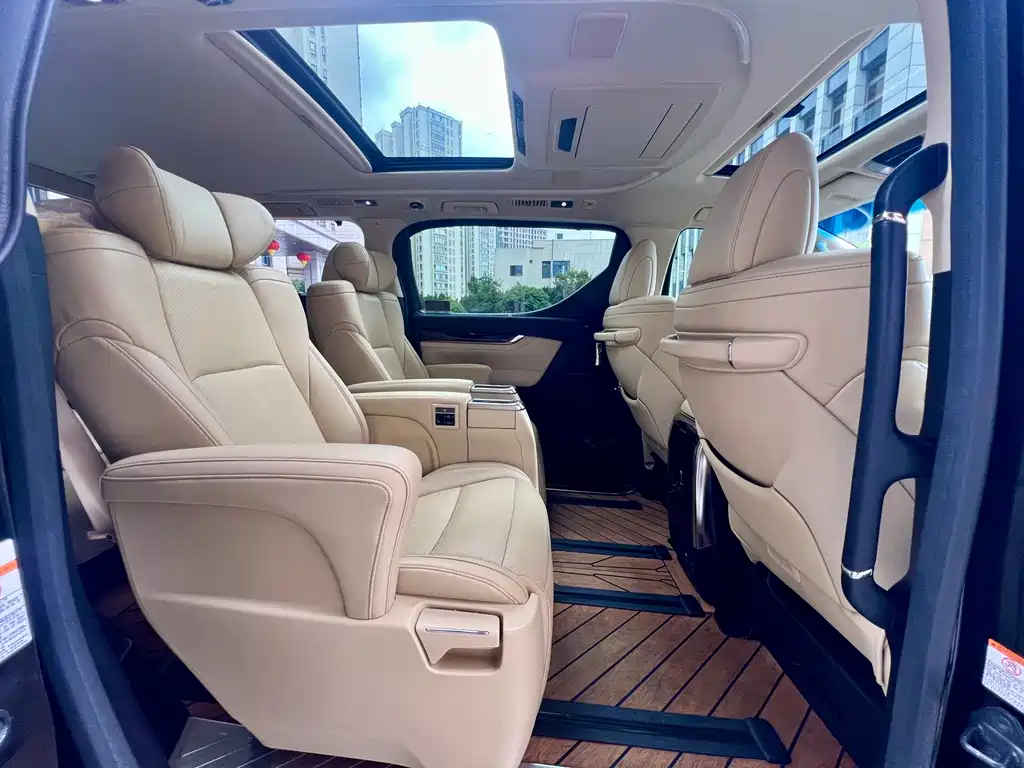 Toyota Alphard — миниатюра 29