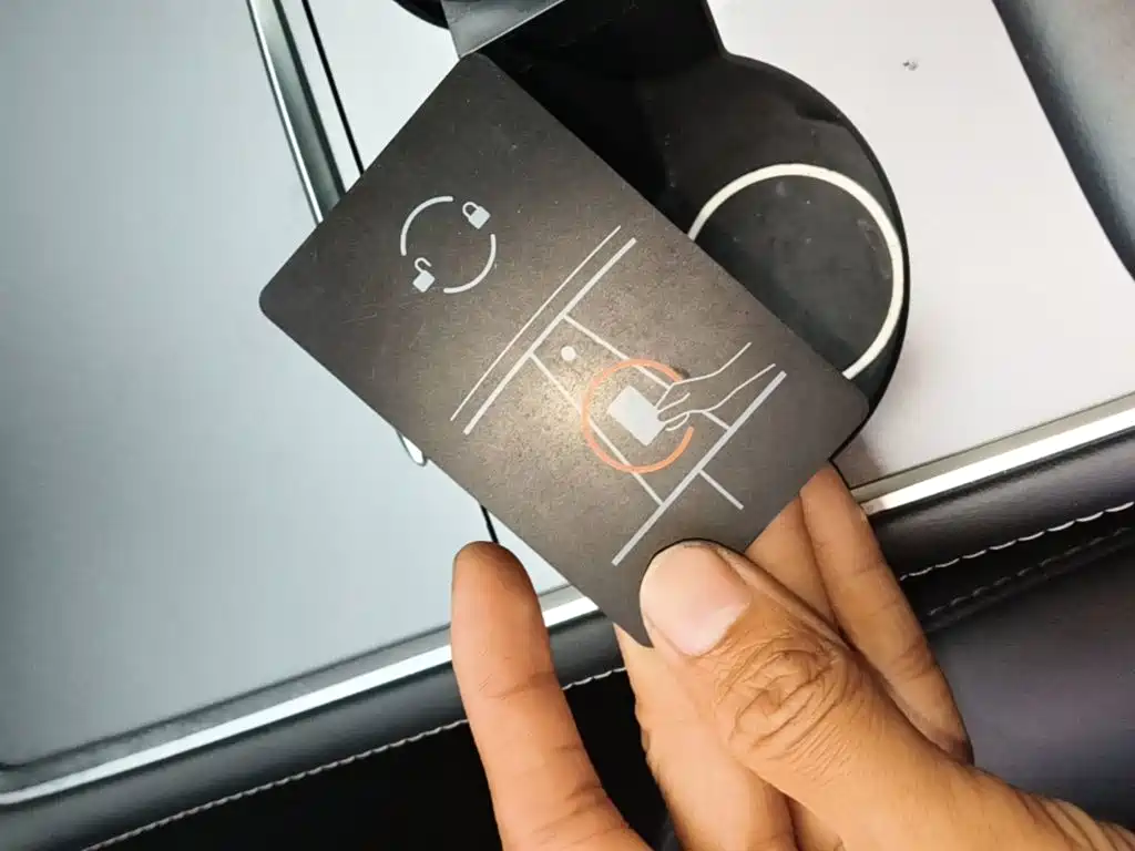Tesla Model Y — миниатюра 9