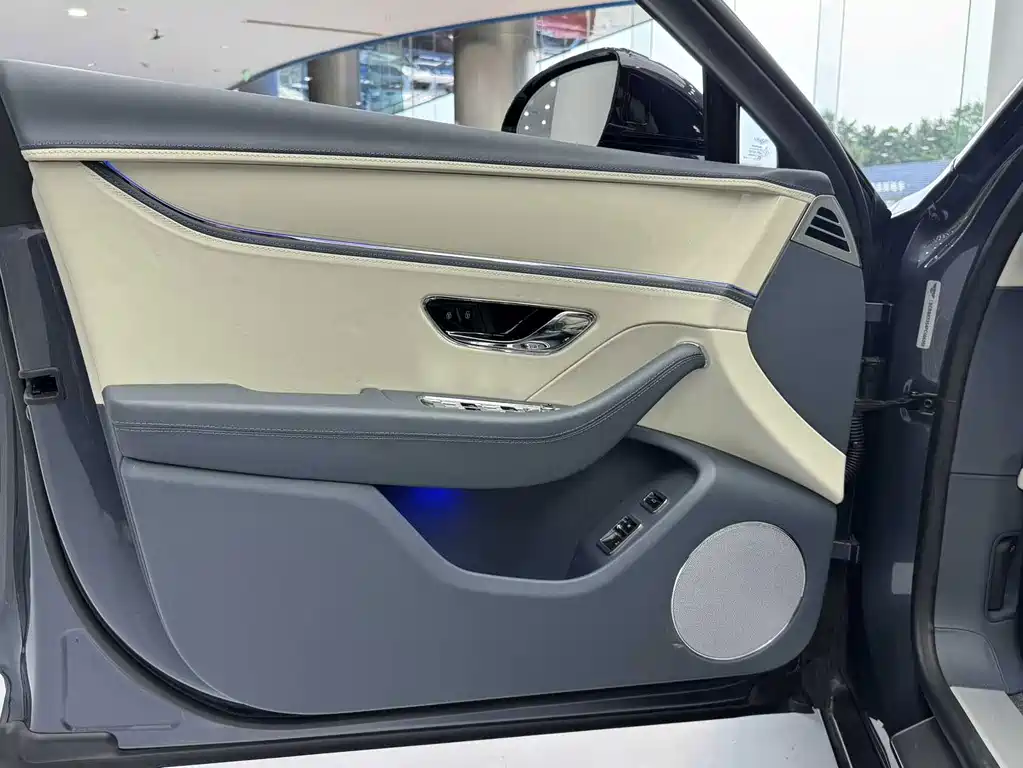 Bentley Flying Spur — миниатюра 11