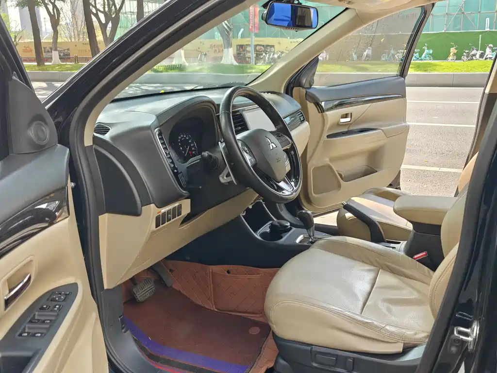 MITSUBISHI OUTLANDER