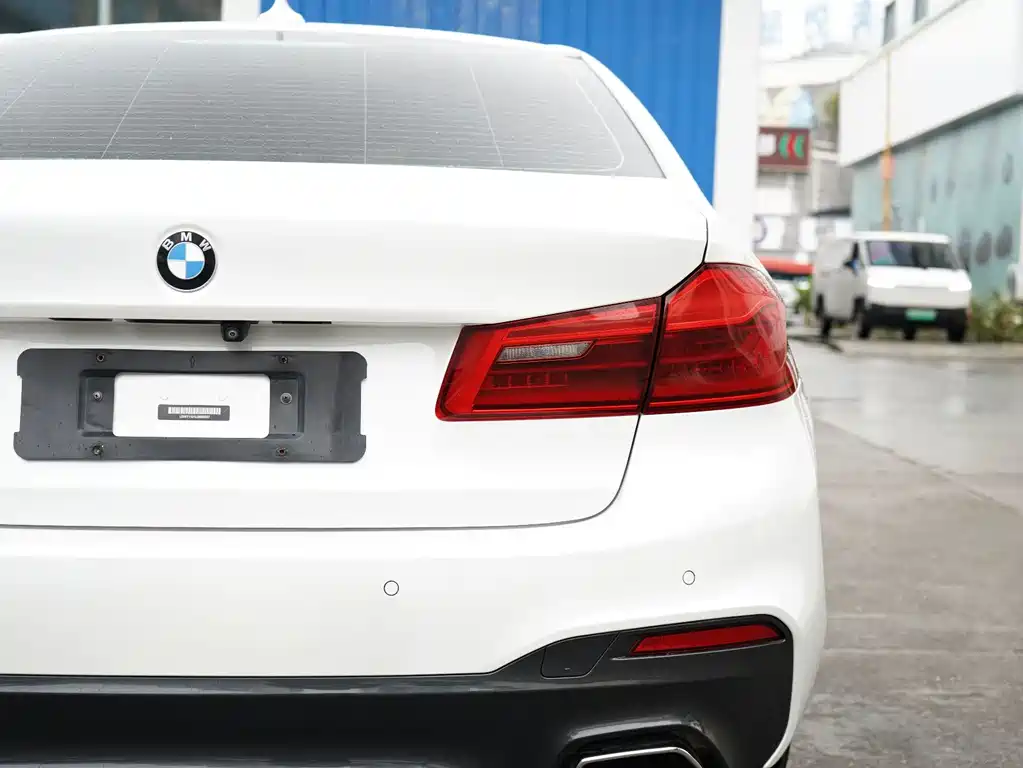 BMW 5 Series — миниатюра 17