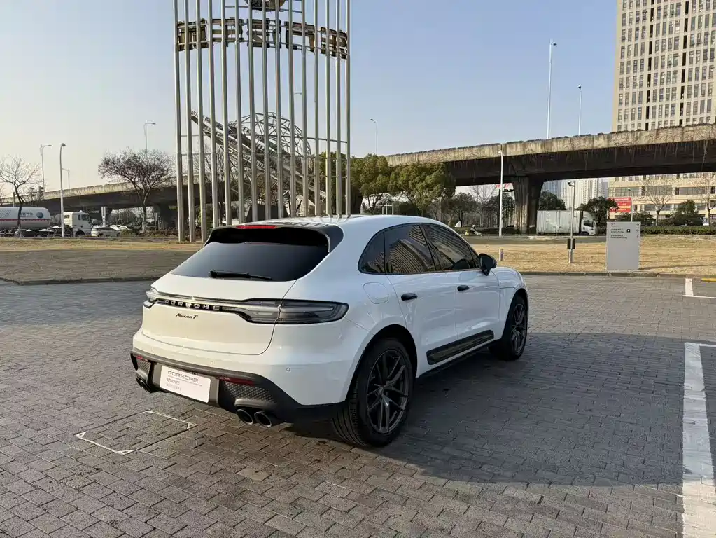 PORSCHE MACAN