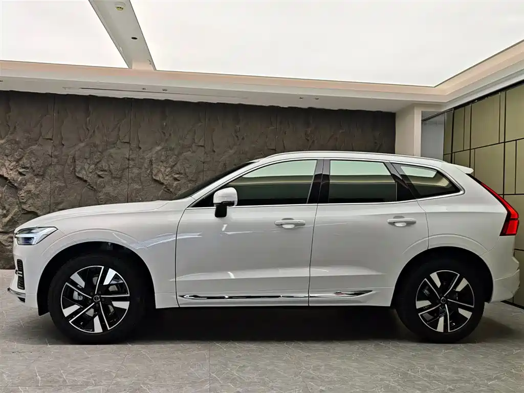 Volvo XC60 2025 B5 Luxury