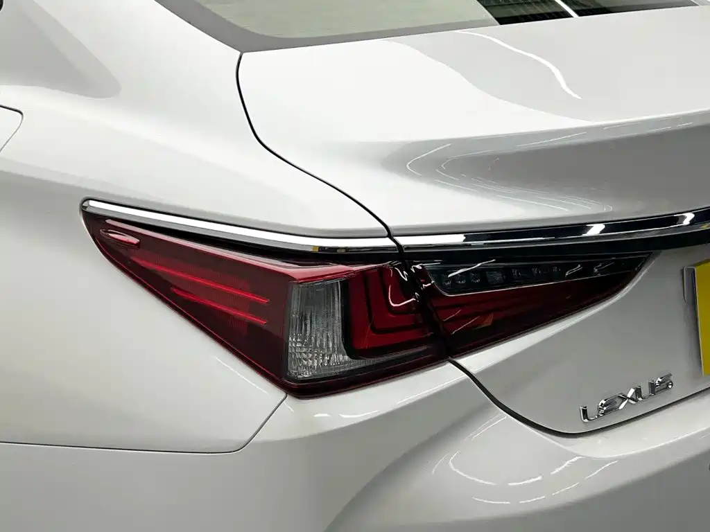 Lexus ES — миниатюра 11