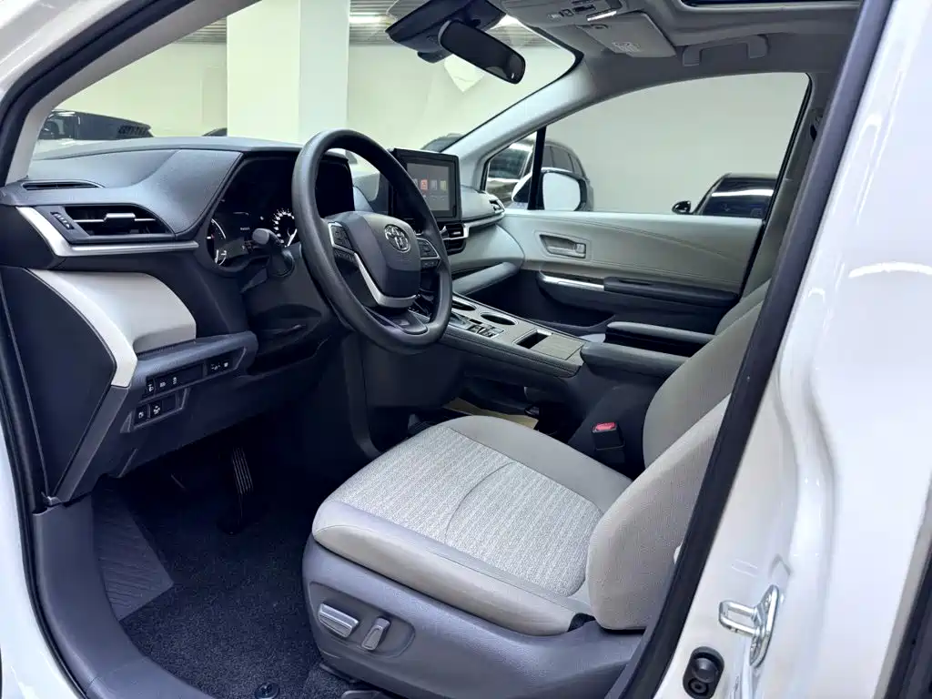 Toyota Sienna — миниатюра 9