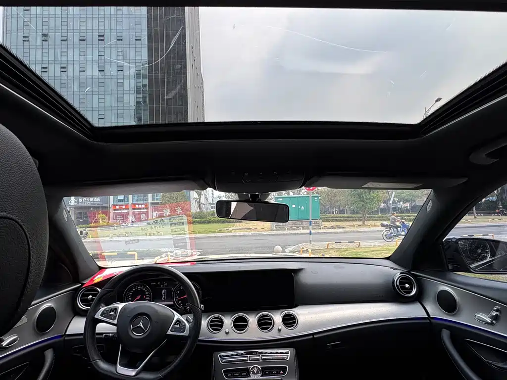 Mercedes-Benz E-Class — миниатюра 7