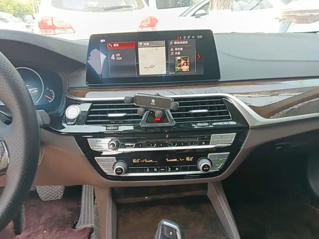BMW 5 Series — миниатюра 13