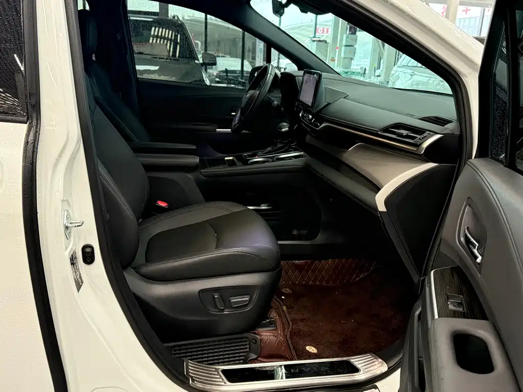 Toyota Granvia — миниатюра 8