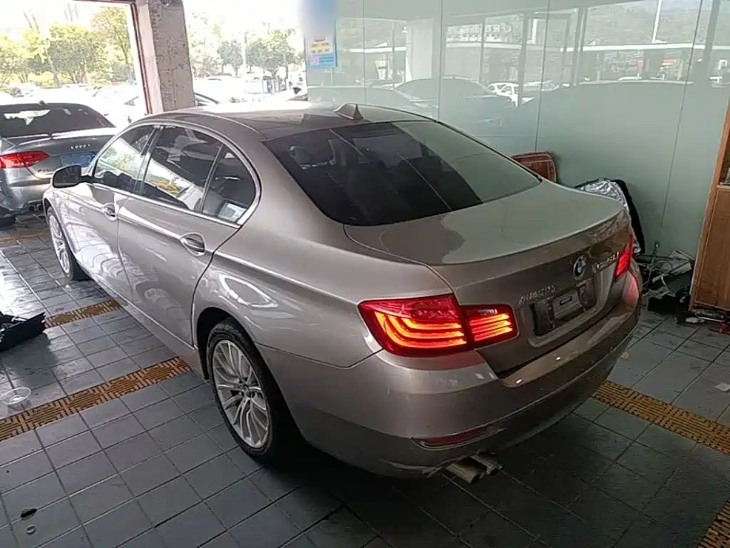 BMW 5 Series — миниатюра 5
