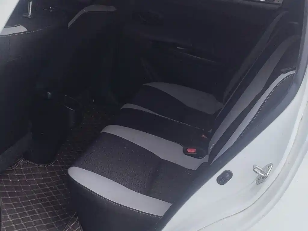 Toyota Yaris L — миниатюра 11