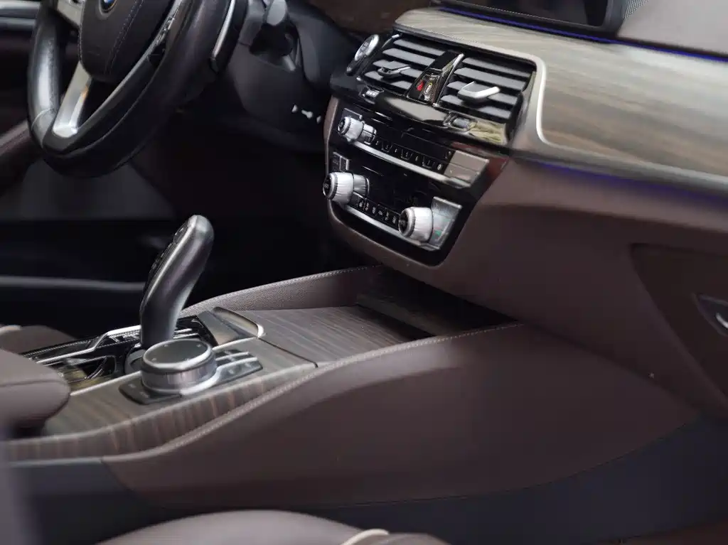 BMW 5 Series — миниатюра 7