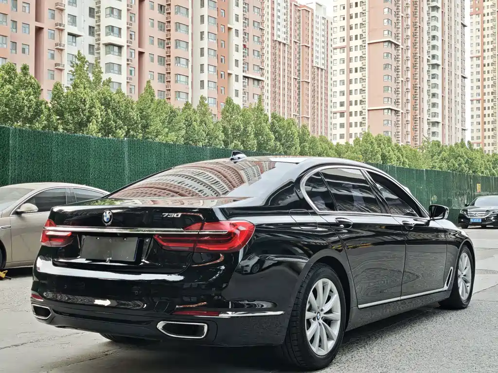 BMW 7 Series — миниатюра 9