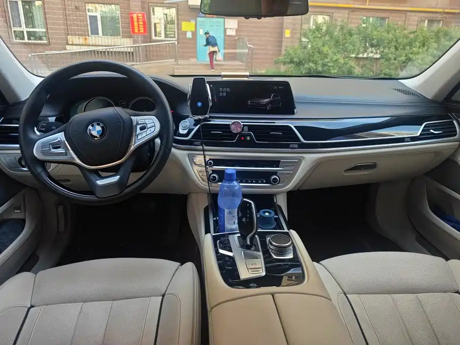 BMW 7 Series — миниатюра 12