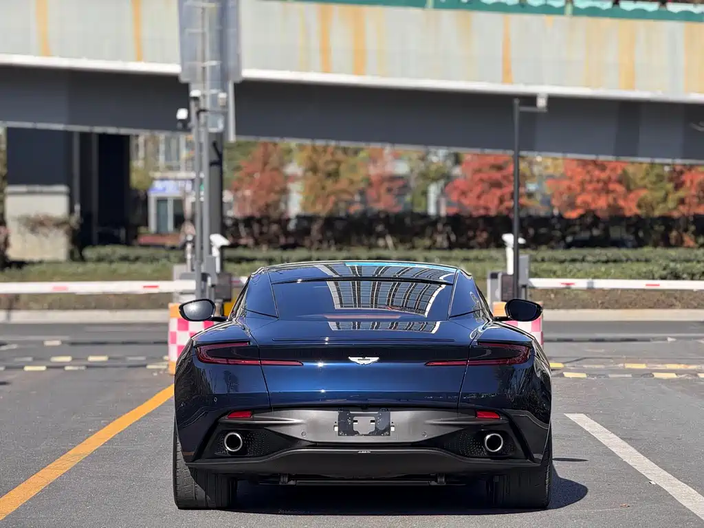 ASTON MARTIN DB11