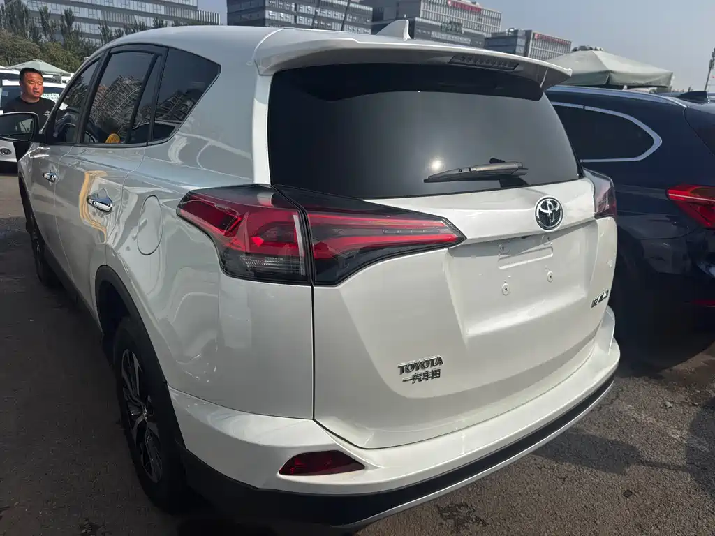 Toyota RAV4 — миниатюра 13